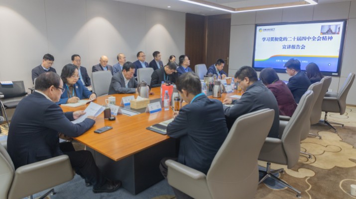 為深入學(xué)習(xí)宣傳貫徹黨的二十屆四中全會(huì)精神，切實(shí)把思想和行動(dòng)統(tǒng)一到黨中央決策部署上來(lái)。按照省委、省政府國(guó)資委黨委部署要求，11月27日，甘肅文旅集團(tuán)召開(kāi)黨的二十屆四中全會(huì)精神專題宣講會(huì)，集團(tuán)黨委書(shū)記、董